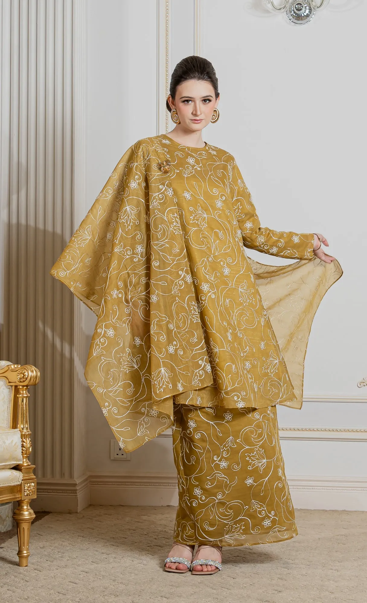 Stellar Kurung in Frosty Gold