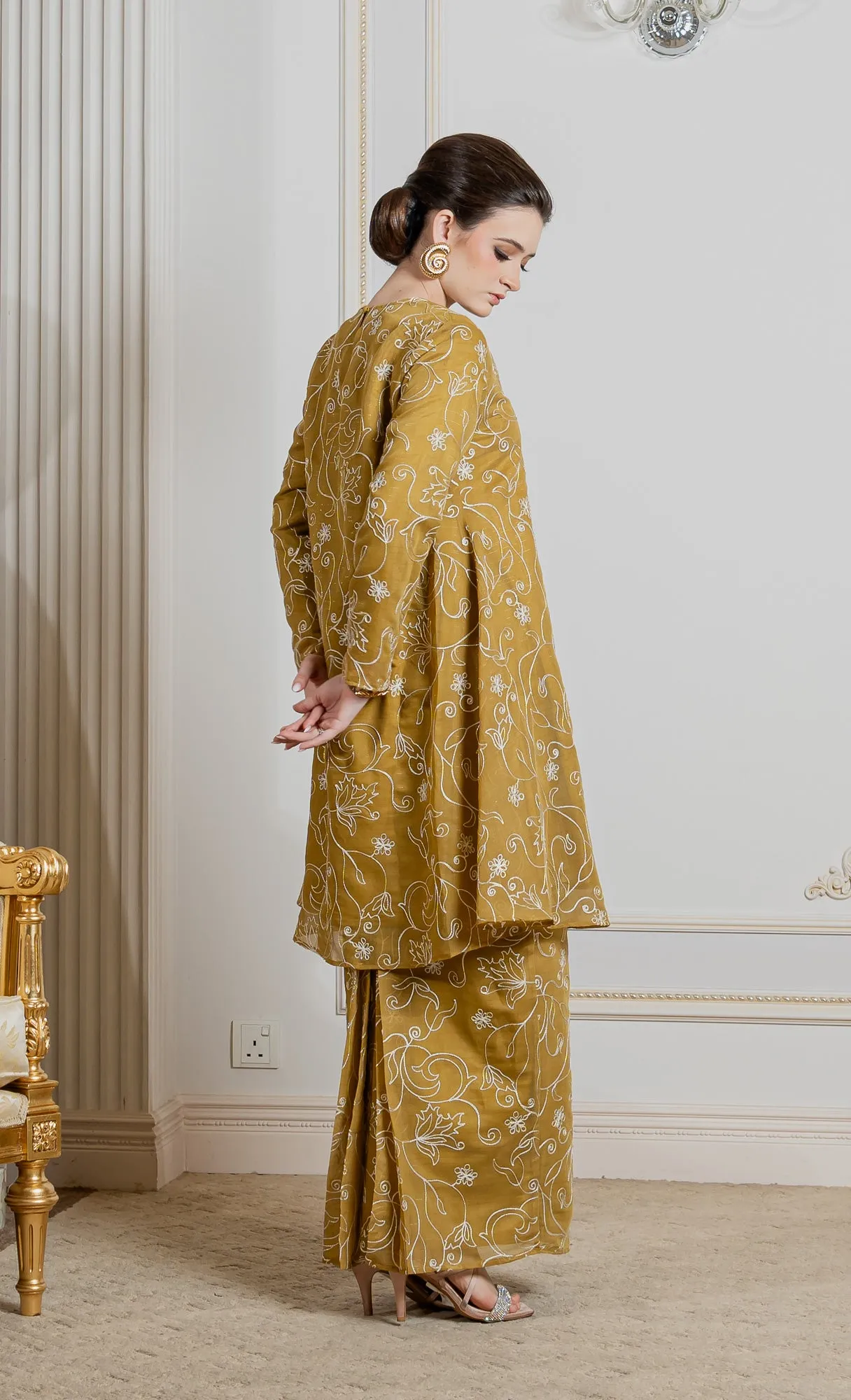 Stellar Kurung in Frosty Gold