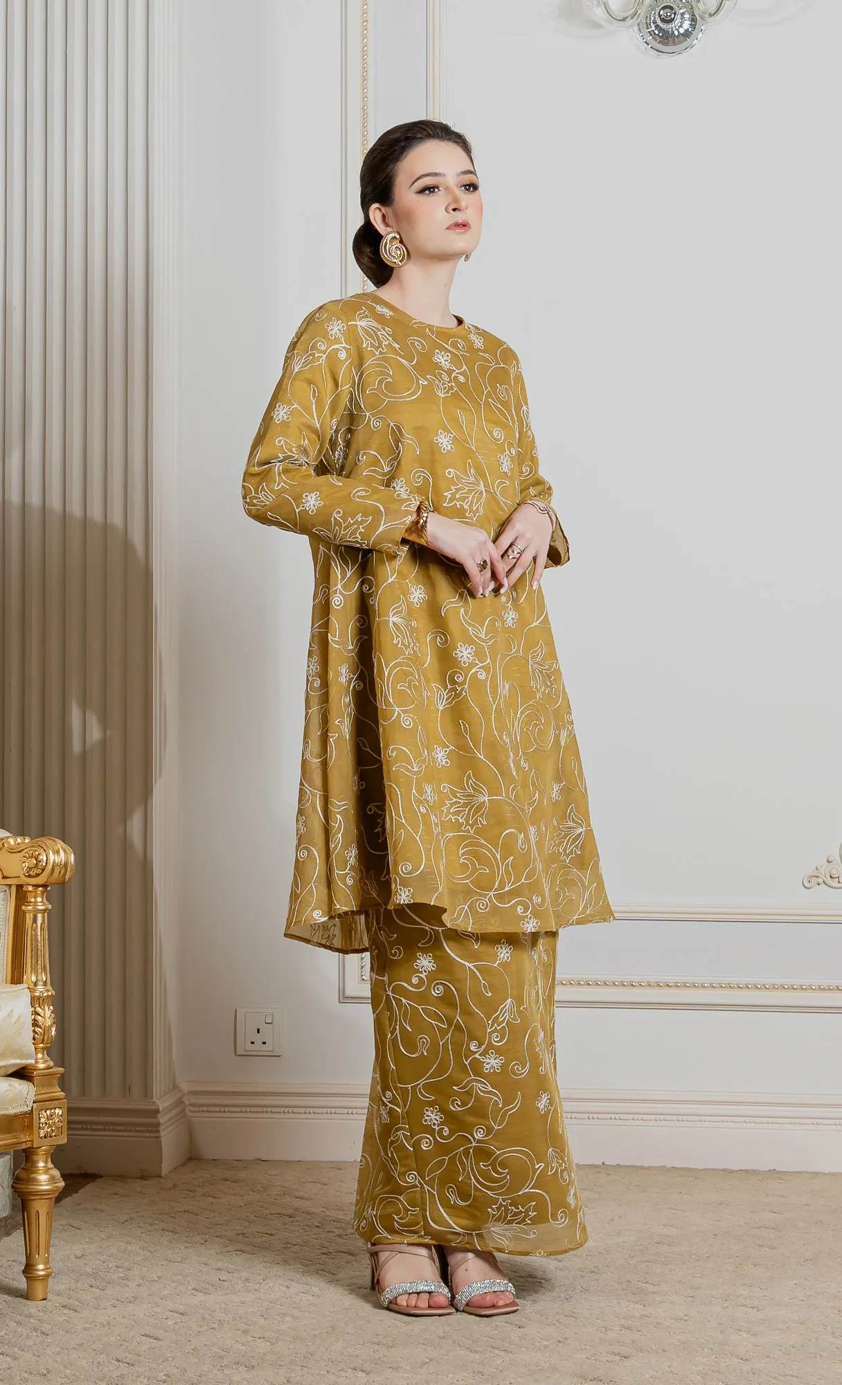 Stellar Kurung in Frosty Gold