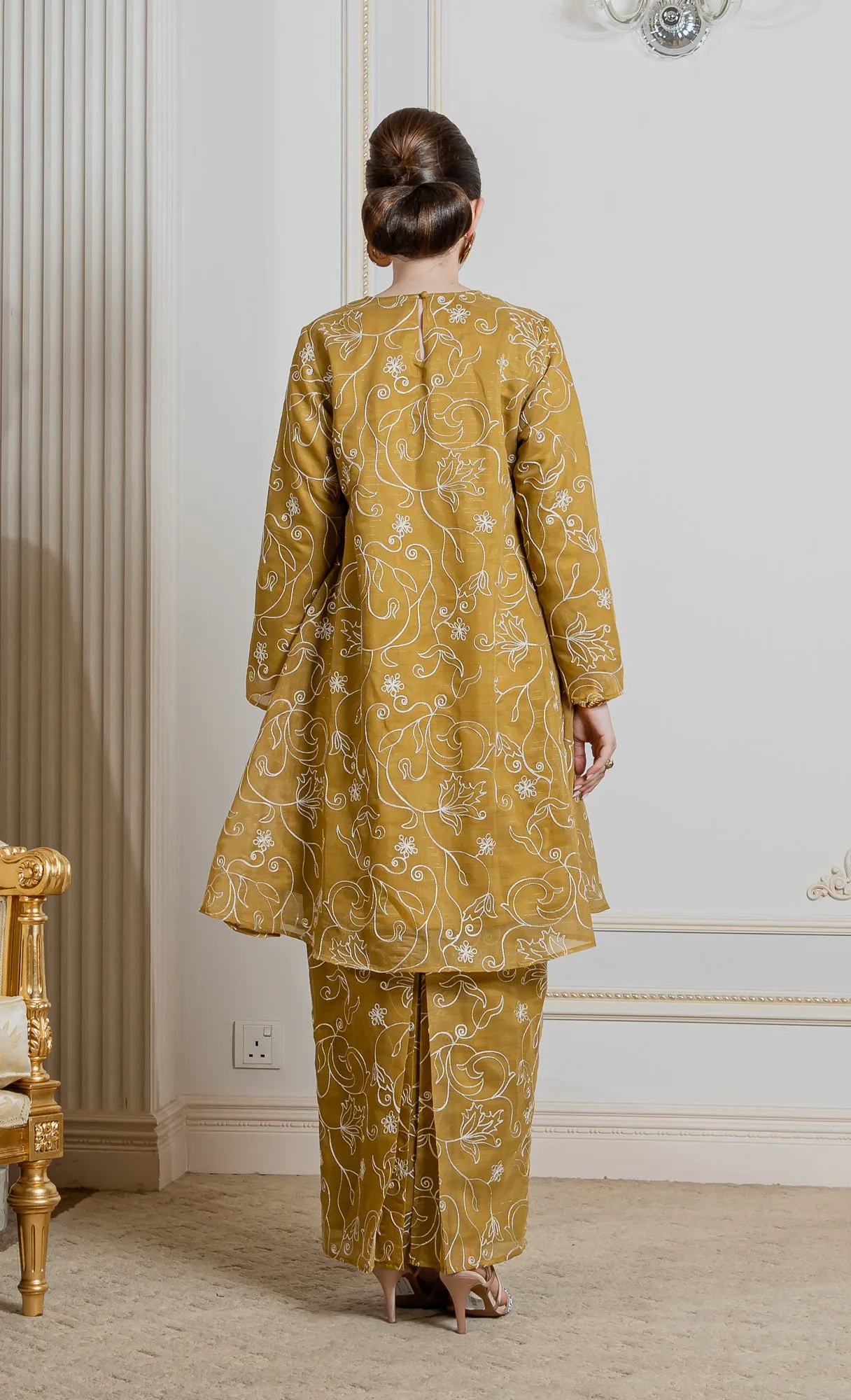 Stellar Kurung in Frosty Gold