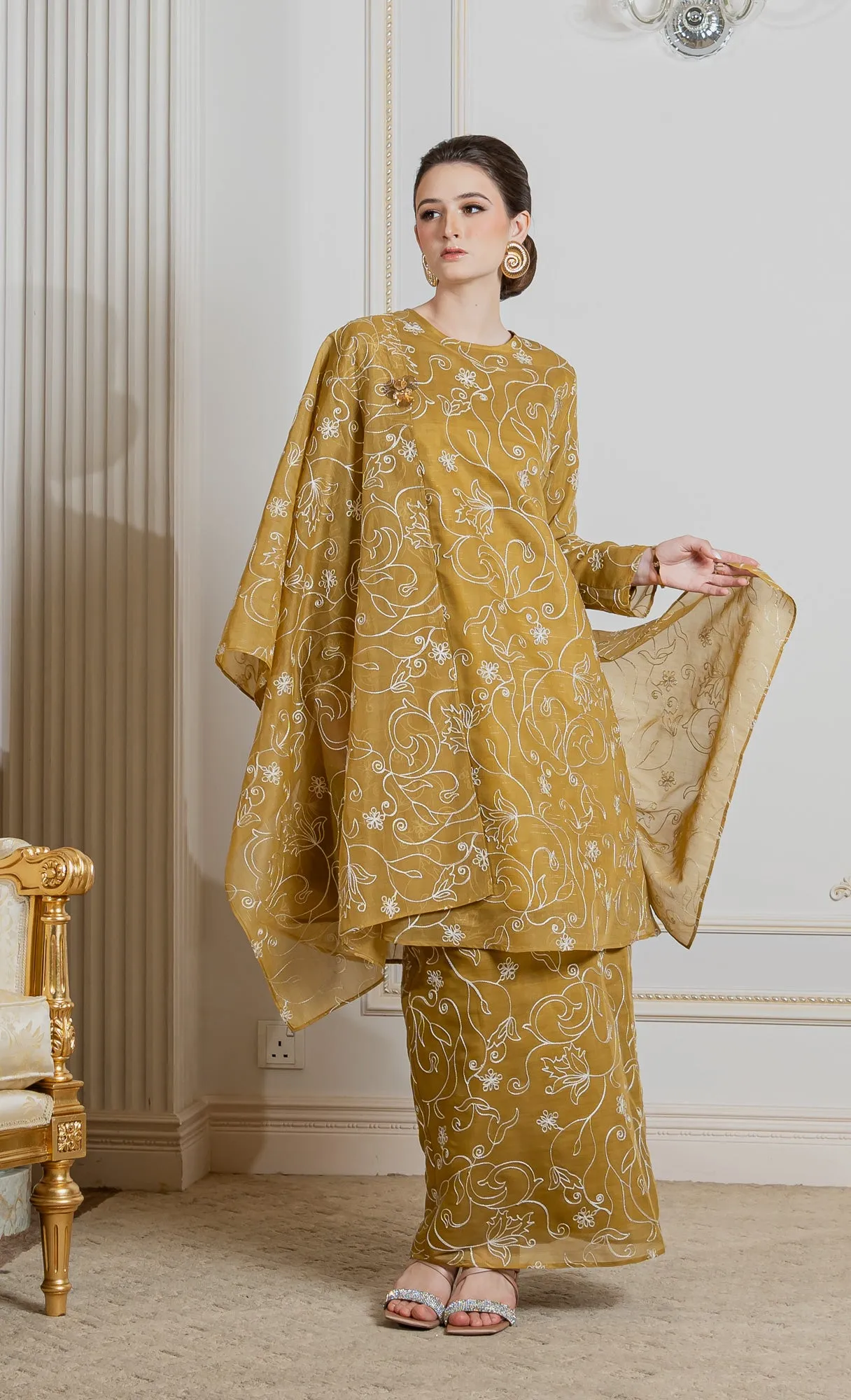 Stellar Kurung in Frosty Gold