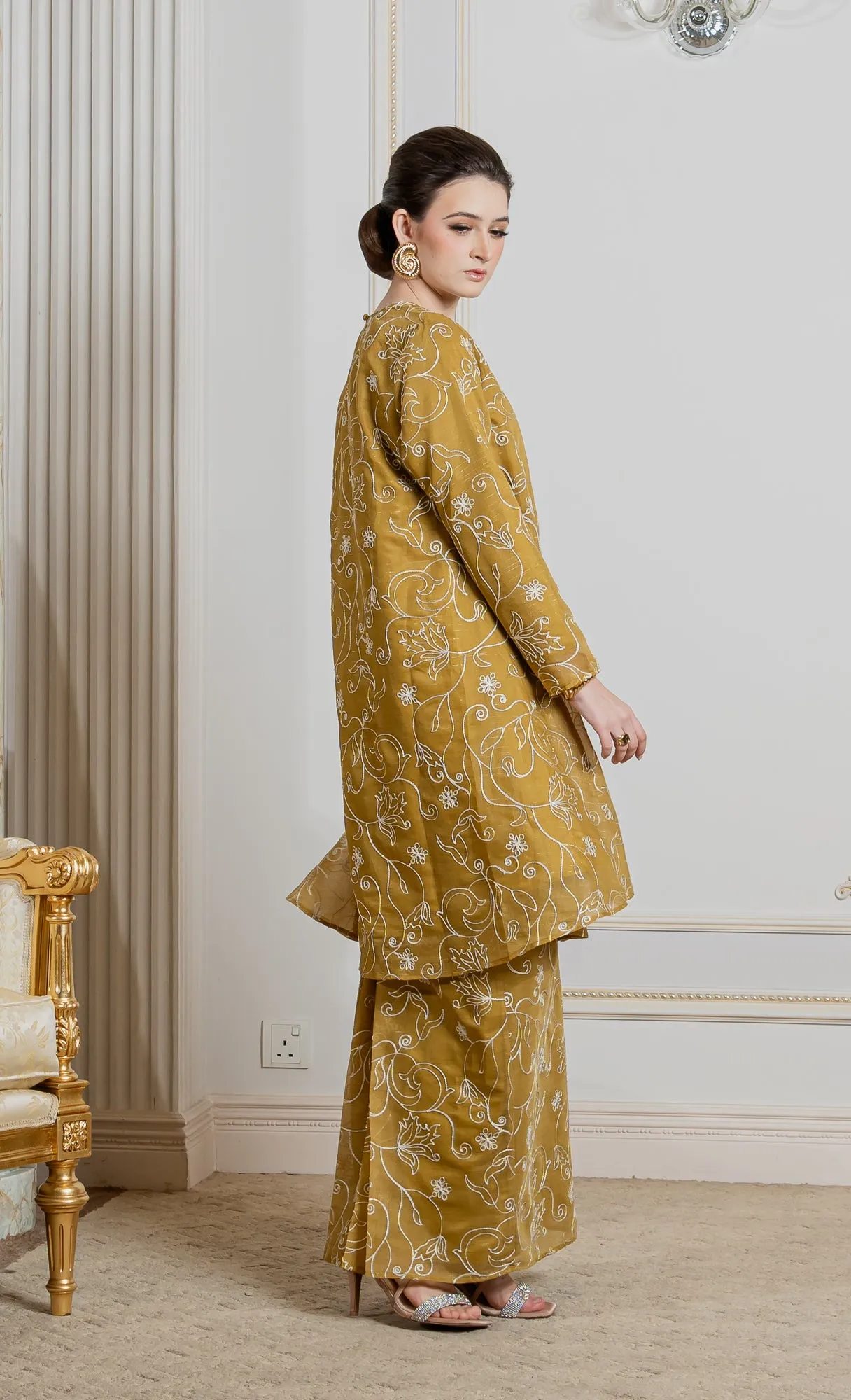 Stellar Kurung in Frosty Gold